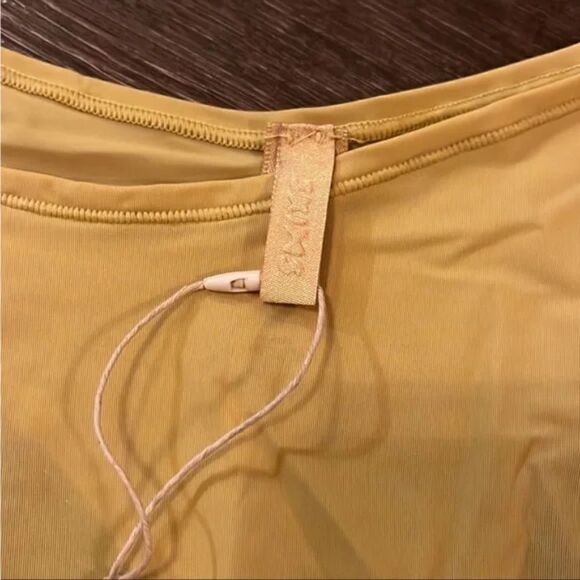 SKIMS THONGS 4X  - Picture 3 of 3